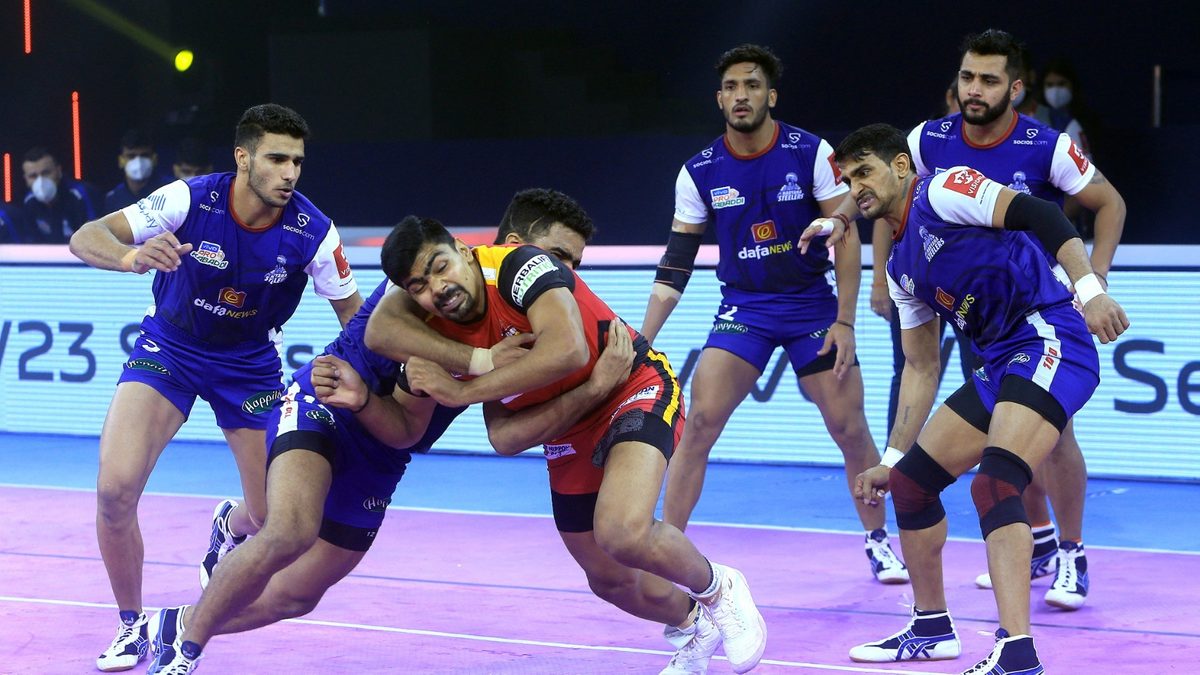 Bengaluru Bulls' Pawan Sehrawat is stopped by the Jaipur Pink Panthers' defenders in Match 22 of VIVO Pro Kabaddi League Season 8