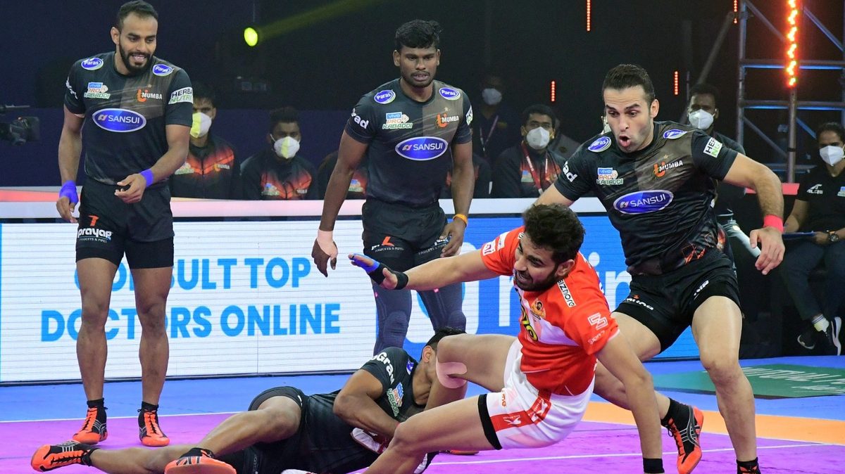 Ajay Kumar of Gujarat Giants is held back by the U Mumba defenders in Match 131 of VIVO Pro Kabaddi League Season 8