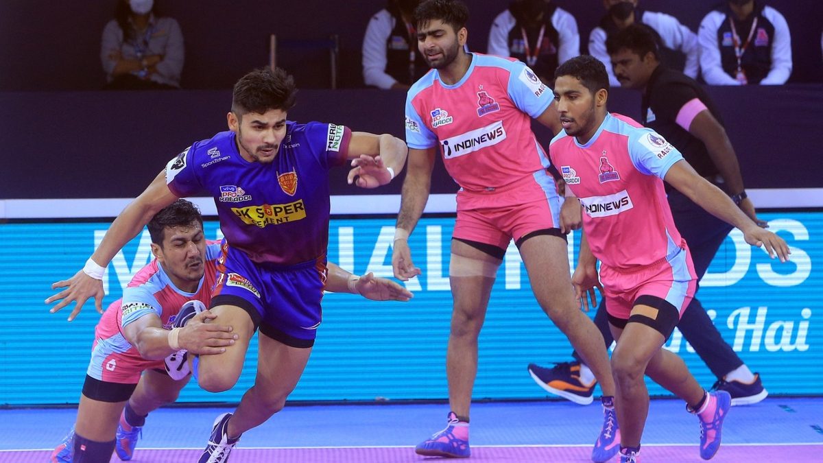 Naveen Kumar of Dabang Delhi K.C. runs away from Sahul Kumar of Jaipur Pink Panthers in Match 46 of VIVO Pro Kabaddi League Season 8.
