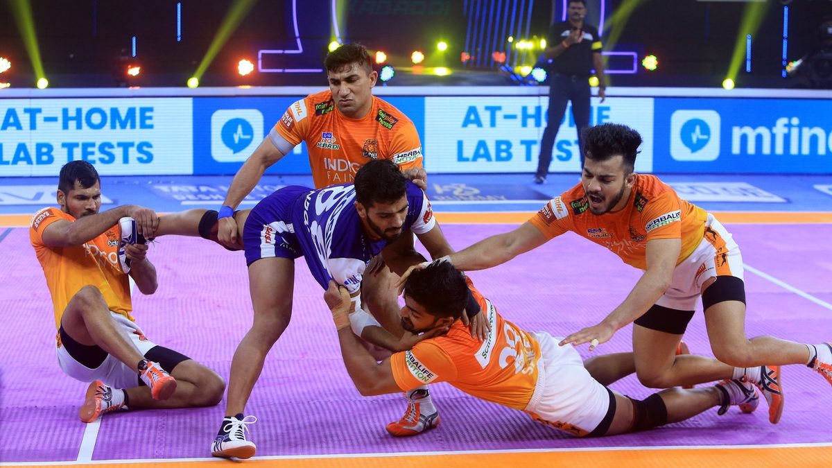 Haryana Steelers' Vikash Kandola is blocked by the Puneri Paltan's defenders in Match 108 of VIVO Pro Kabaddi League Season 8