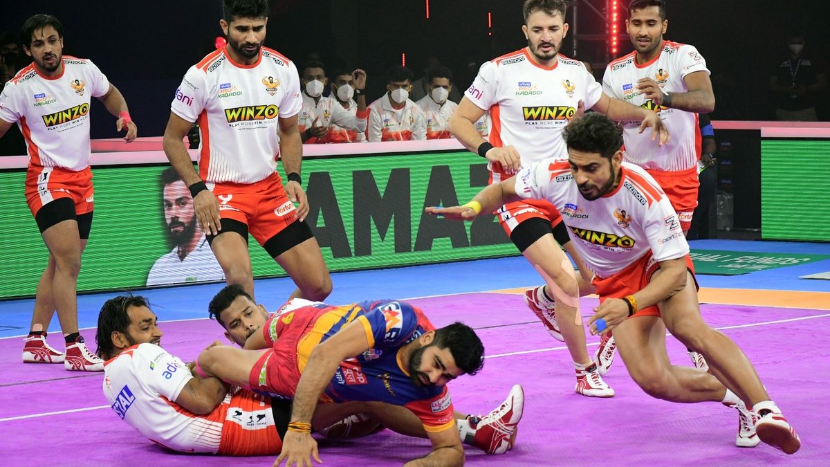 Pardeep Narwal of U.P. Yoddha tries his best to reach the center line against Gujarat Giants in Match 20 of VIVO Pro Kabaddi League Season 8