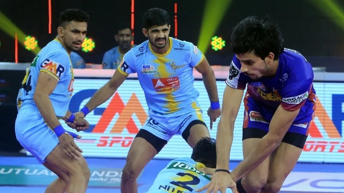 Neeraj Narwal of Dabang Delhi K.C. tries to dodge the tackle by Nitesh of U.P. Yoddha in Match 117 of VIVO Pro Kabaddi League Season 8