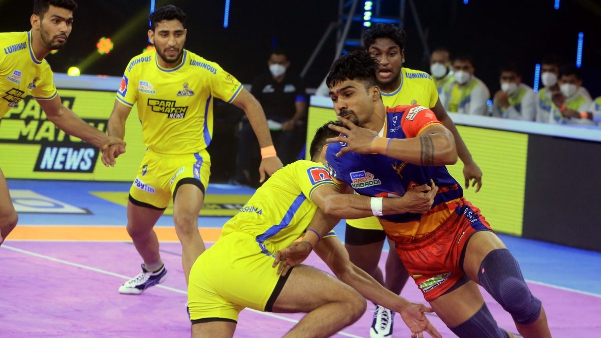 Shrikant Jadhav of U.P. Yoddha looks to get past the Tamil Thalaivas' defence in Match 104 of VIVO Pro Kabaddi League Season 8