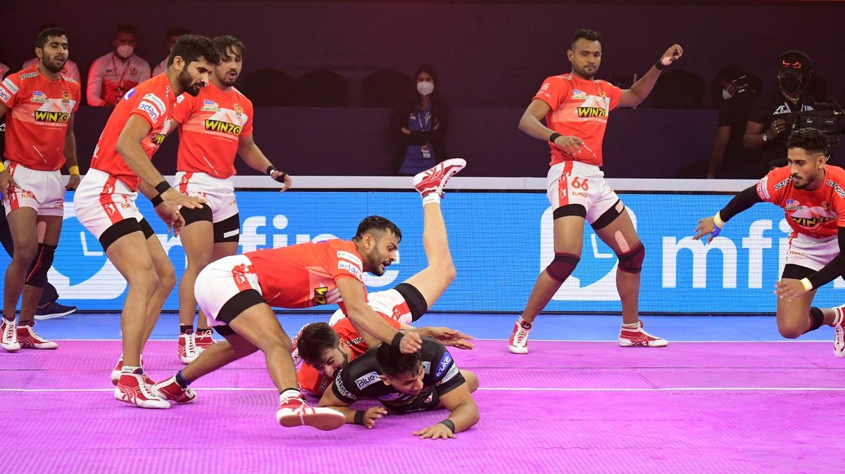 Rajnish of Telugu Titans is unable to pass the Gujarat Giants’ defense in Match 48 of VIVO Pro Kabaddi League Season 8.