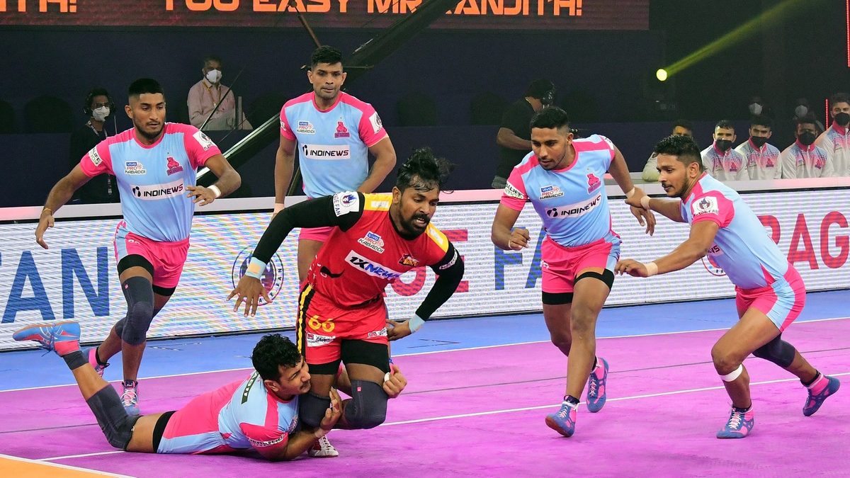 Chandran Ranjith of Bengaluru Bulls cannot escape from the Jaipur Pink Panthers' defenders in Match 114 of VIVO Pro Kabaddi League Season 8