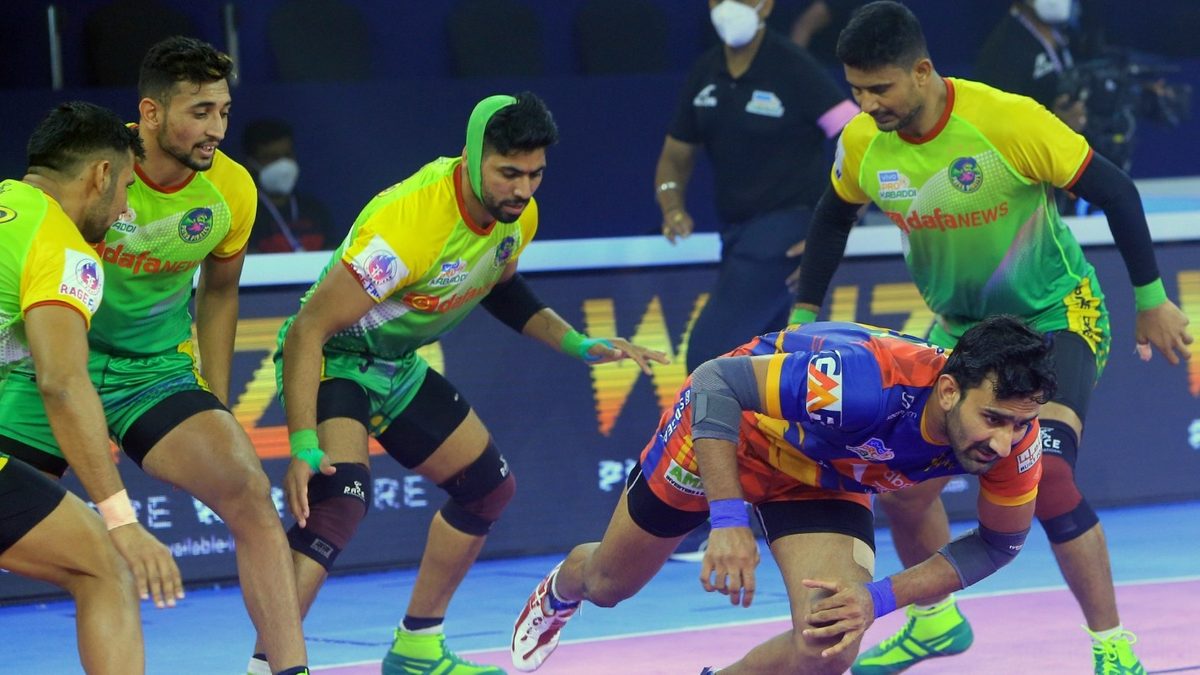 Surender Gill of U.P. Yoddhas looks to return with a bonus off the Patna Pirates defense in Match 88 of VIVO Pro Kabaddi League Season 8