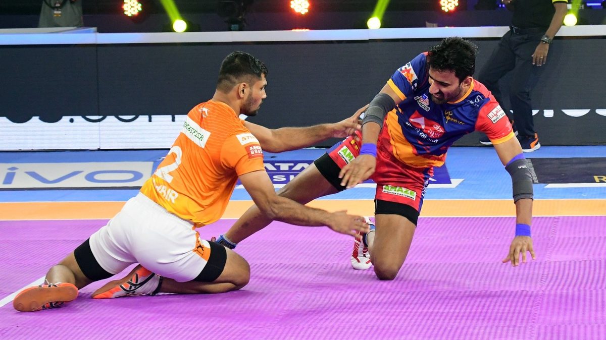 Puneri Paltan's Sombir tries to stop U.P. Yoddha's Surender Gill in Eliminator 1 of VIVO Pro Kabaddi League Season 8