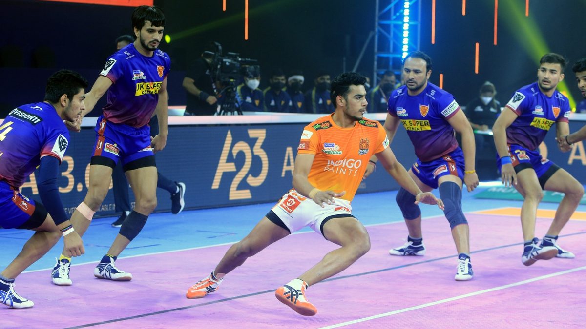 Puneri Paltan raider Mohit Goyat in action against Dabang Delhi K.C. in Match 76 of VIVO Pro Kabaddi League Season 8.