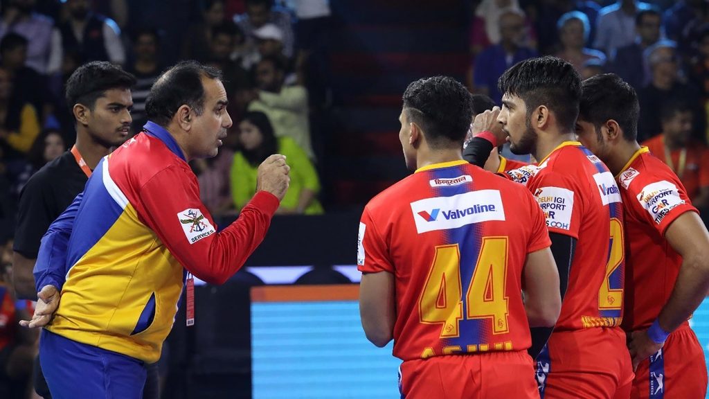 U.P. Yoddha coach Jasveer Singh gives instructions to his players.