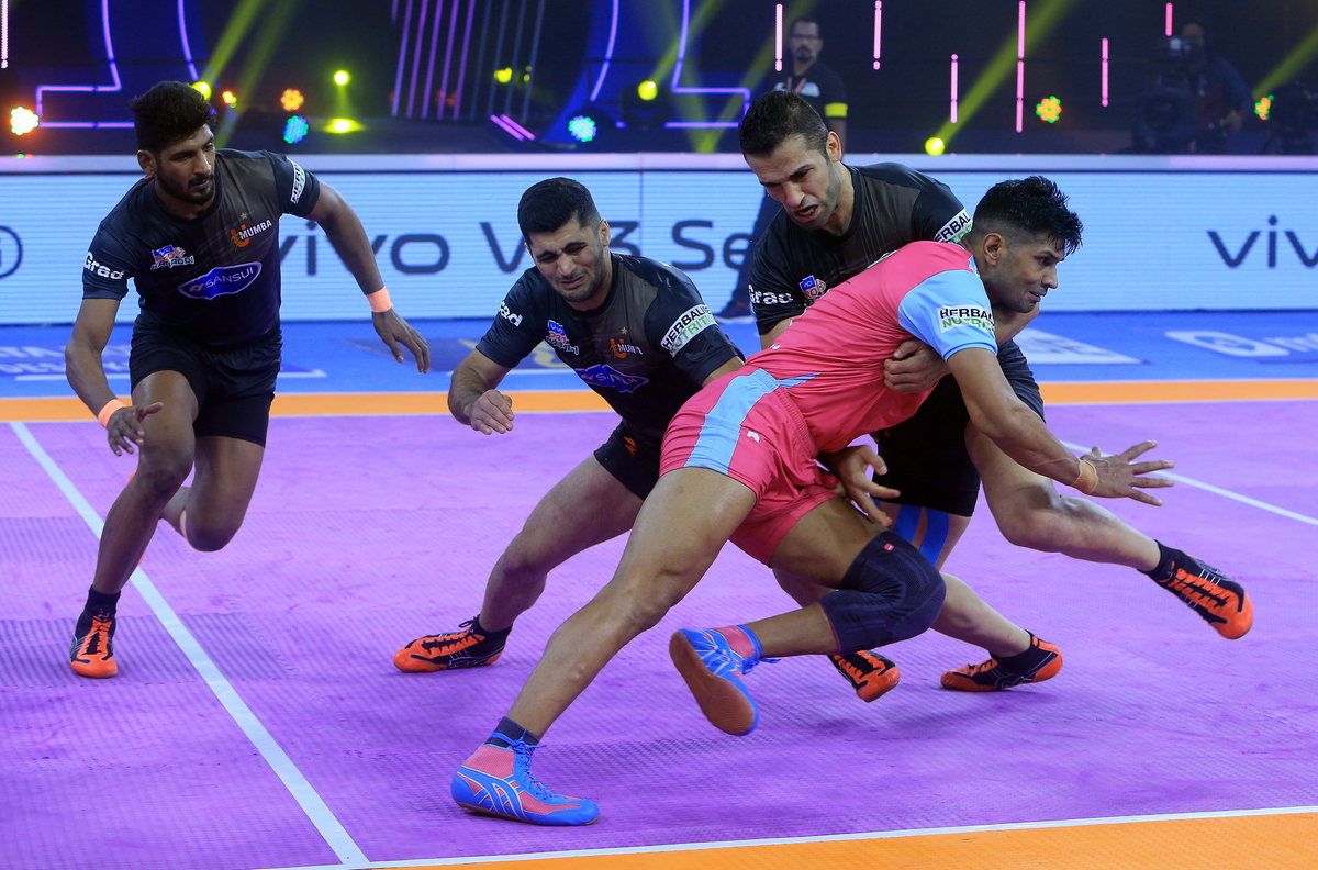 Jaipur Pink Panthers' Deepak Hooda is unable to get past U Mumba's Fazel Atrachali in Match 21 of VIVO Pro Kabaddi League Season 8