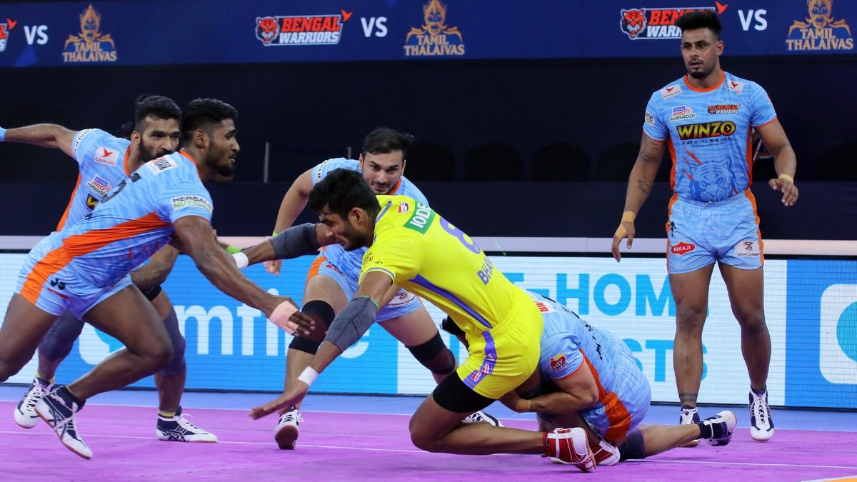 Tamil Thalaivas' Bhavani Rajput is tackled by the Bengal Warriors' defenders in Match 122 of VIVO Pro Kabaddi League Season 8