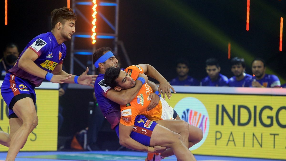 Puneri Paltan's Mohit Goyat is successfully tackled by Dabang Delhi K.C.'s Sandeep Narwal in Match 76 of VIVO Pro Kabaddi League Season 8.