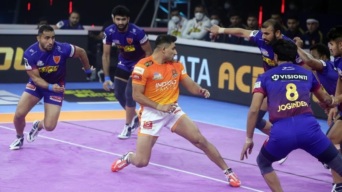 Nitin Tomar of Puneri Paltan looks for a point against Dabang Delhi K.C. in Match 5 of VIVO Pro Kabaddi League Season 8
