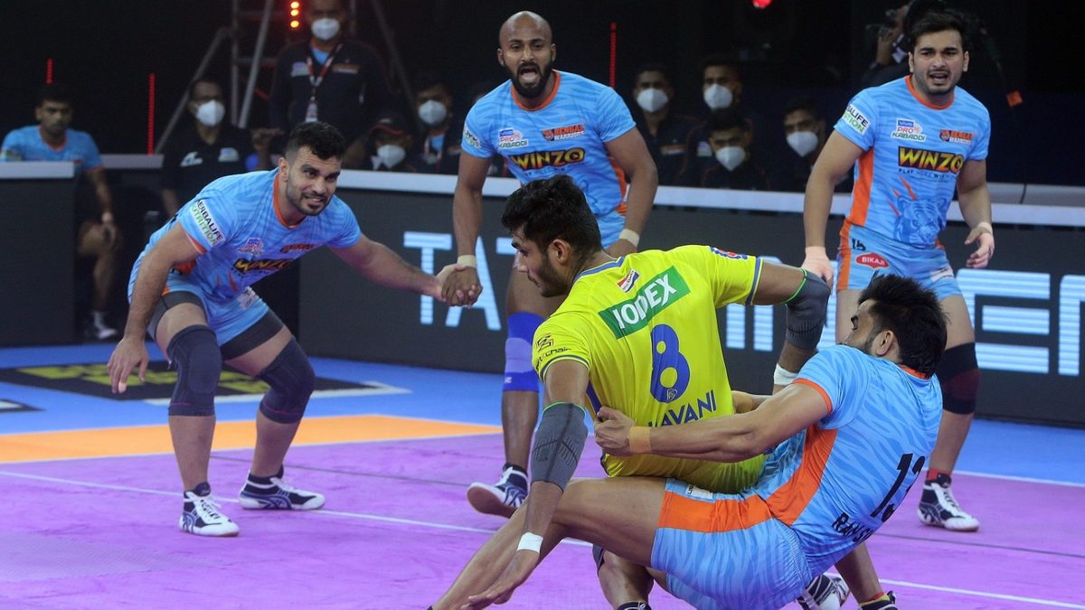 Bhavani Rajput of Tamil Thalaivas is stopped by Bengal Warriors’ defense in Match 51 of VIVO Pro Kabaddi League Season 8.