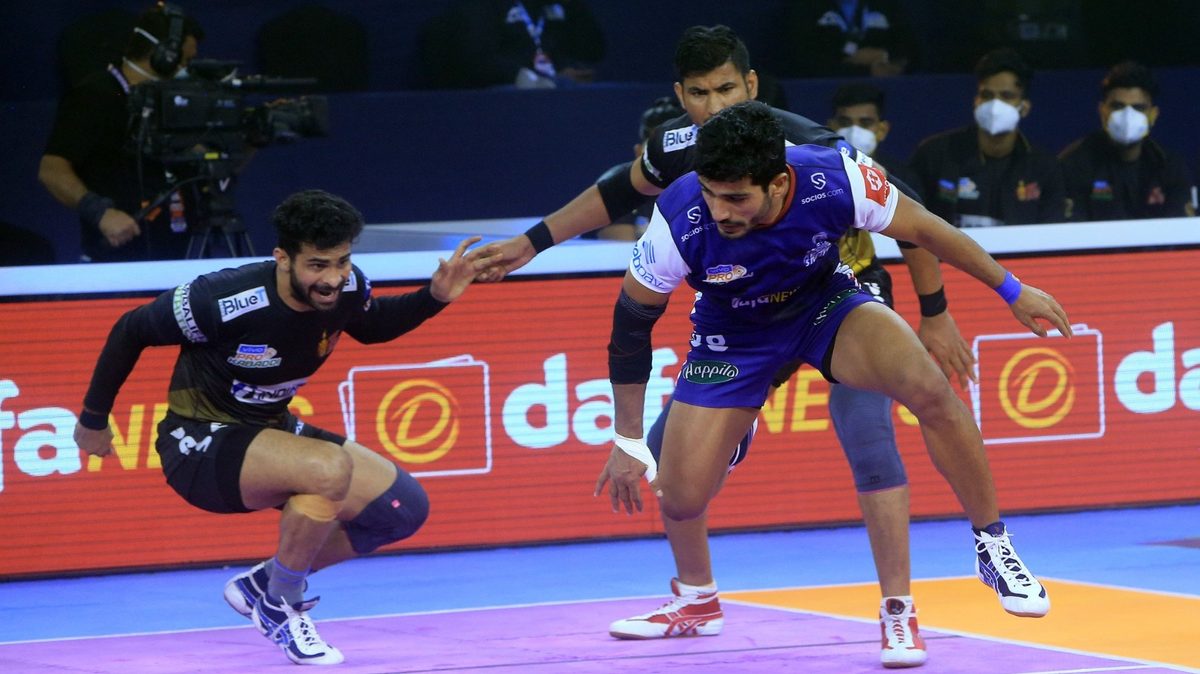 Vikash Kandola in action against Telugu Titans in Match 77 of VIVO Pro Kabaddi League Season 8.