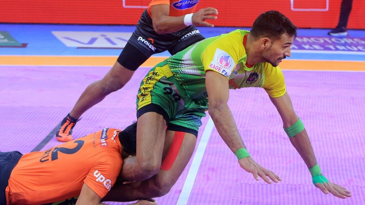 Sachin of Patna Pirates looks to get away from Rinku Singh of U Mumba in Match 103 of VIVO Pro Kabaddi League Season 8