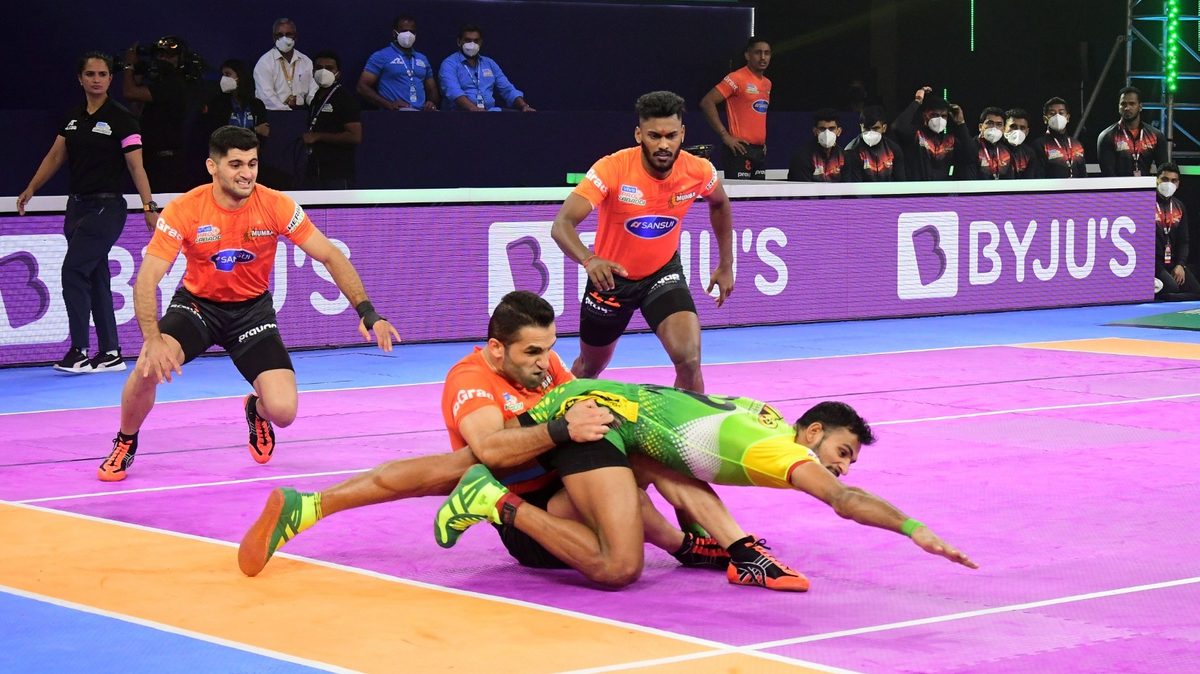 Fazel Atrachali of U Mumba grabs Sachin of Patna Pirates before he finishes his raid in Match 47 of VIVO Pro Kabaddi League Season 8.
