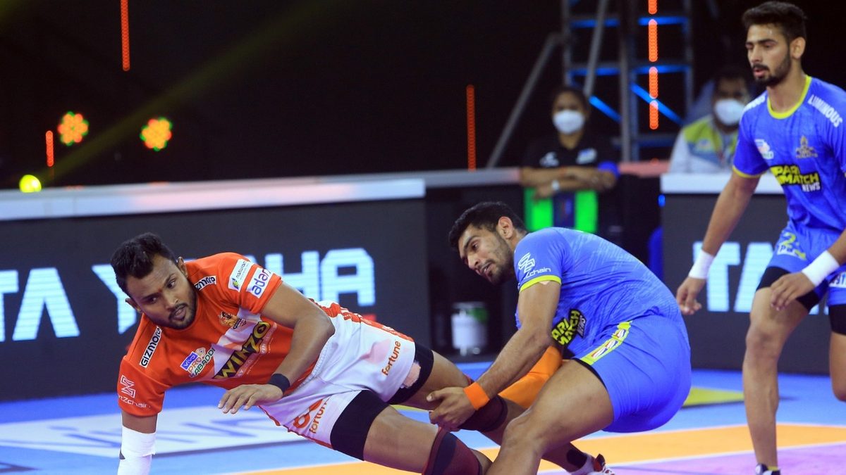 Sagar of Tamil Thalaivas tries to pull back Mahendra Rajput of Gujarat Giants in Match 129 of VIVO Pro Kabaddi League Season 8