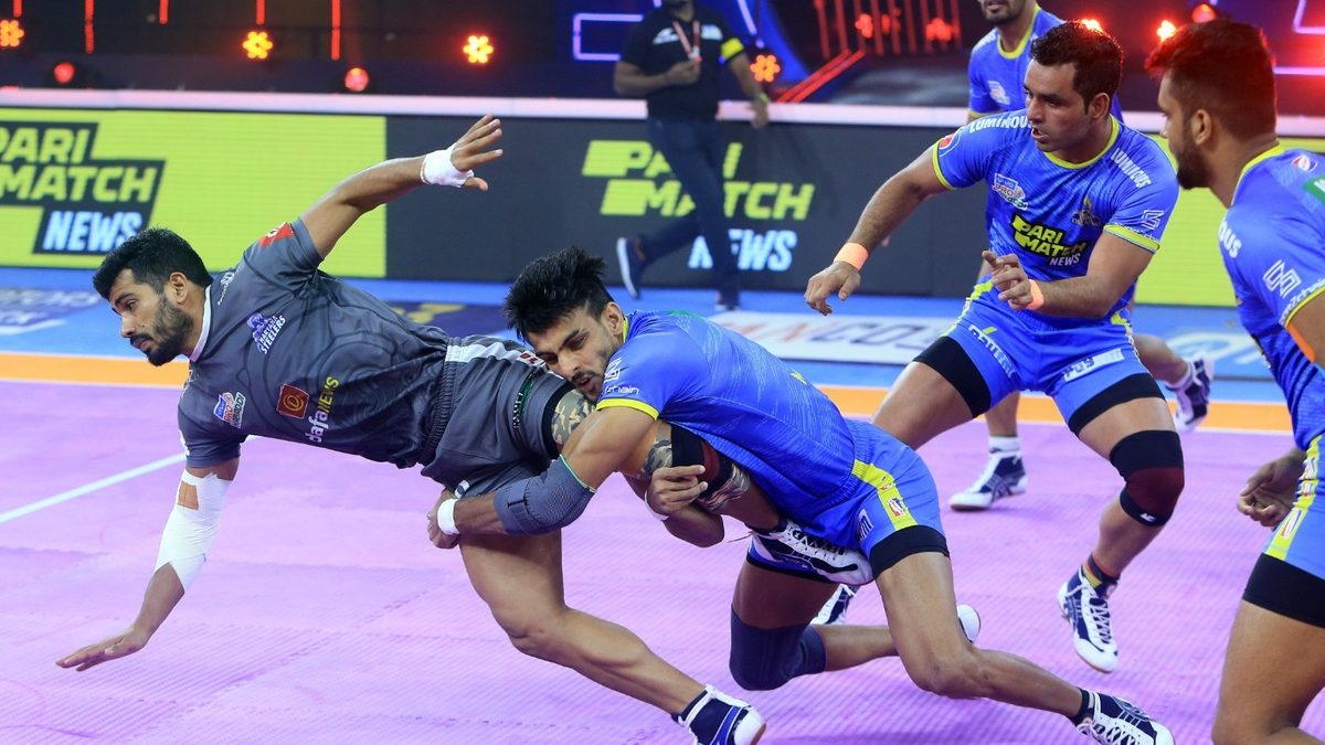 Manjeet of Tamil Thalaivas tries to hold on to Vikas Kandola of Haryana Steelers in Match 102 of VIVO Pro Kabaddi League Season 8