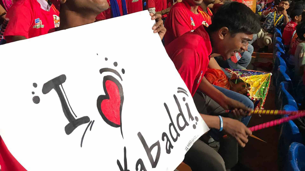 Giant's Army show their support for Gujarat Fortunegiants Giant's Army show their support for Gujarat Fortunegiants