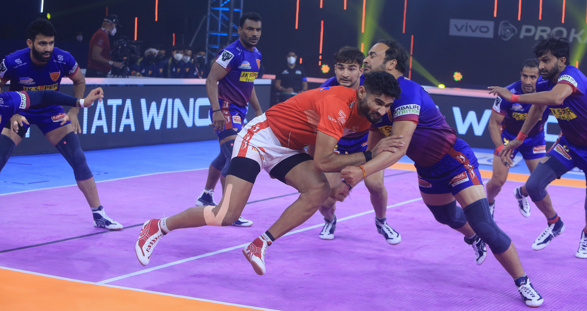 Bhuvneshwar Gaur of Gujarat Giants dashes through the Dabang Delhi K.C. defense in Match 81 of VIVO Pro Kabaddi League Season 8