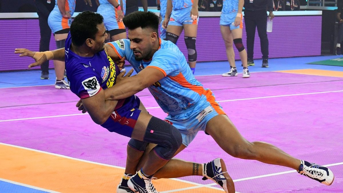 Maninder Singh looks set to cross the line against Dabang Delhi K.C. in Match 19 of VIVO Pro Kabaddi League Season 8