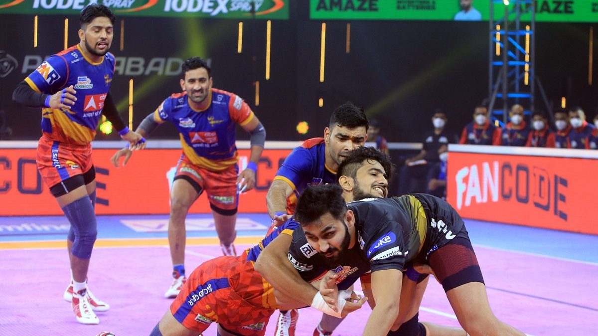 Rajnish of Telugu Titans is unable to get past the U.P. Yoddha's defense in Match 96 of VIVO Pro Kabaddi League Season 8