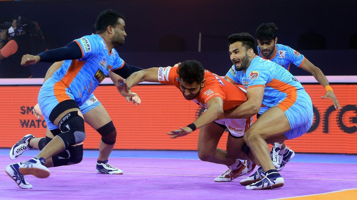 Ajay Kumar of Gujarat Giants is unable to get past the Bengal Warriors' defense in Match 86 of VIVO Pro Kabaddi League Season 8