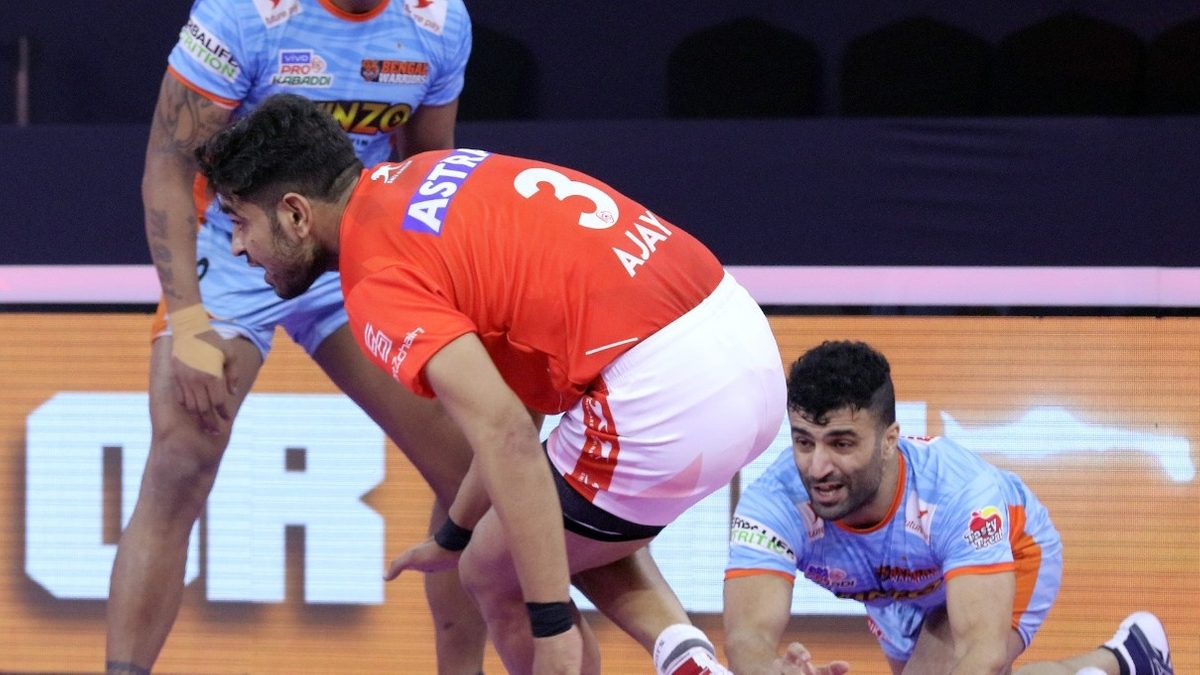 Ajay Kumar of Gujarat Giants tries to get the maximum points off the Bengal Warriors' defense in Match 86 of VIVO Pro Kabaddi League Season 8