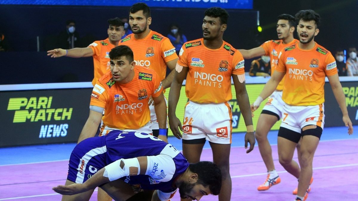 Haryana Steelers' Vikash Kandola is tackled successfully by Puneri Paltan's defence in Match 108 of VIVO Pro Kabaddi League Season 8.