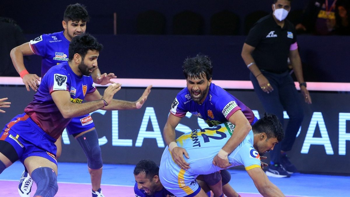 Shrikant Jadhav of U.P. Yoddha is unable to get past a crowded Dabang Delhi K.C. defence in Match 117 of VIVO Pro Kabaddi League Season 8