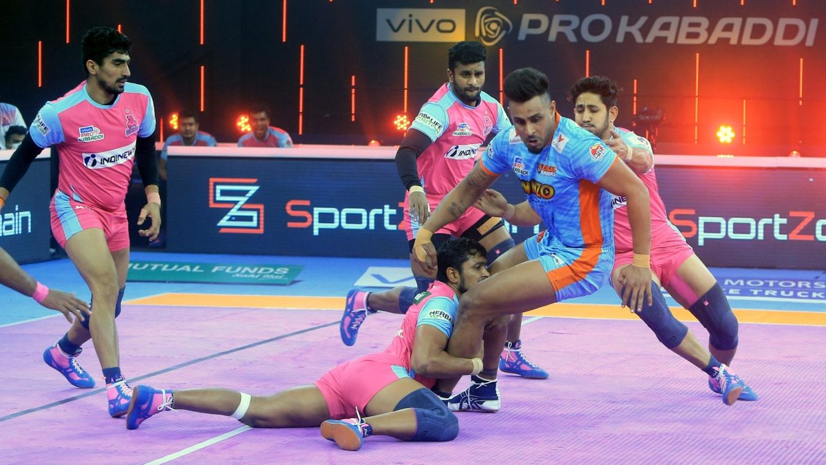 Bengal Warriors captain Maninder Singh is tackled by Jaipur Pink Panthers' defenders in Match 75 of VIVO Pro Kabaddi League Season 8.