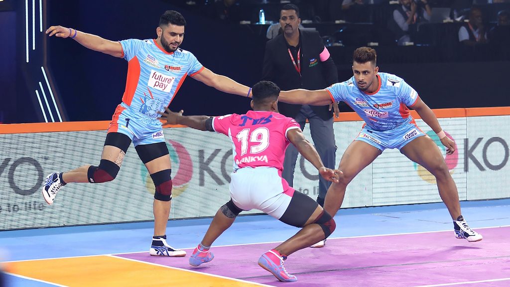 Jaipur Pink Panthers held on to claim victory in the closing seconds.