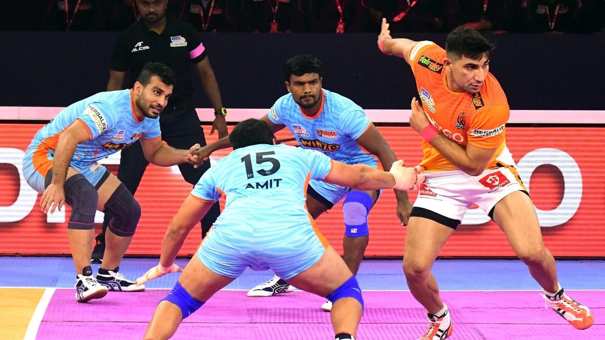 Nitin Tomar of Puneri Paltan gets away from the Bengal Warriors’ defense in Match 43 of VIVO Pro Kabaddi League Season 8.