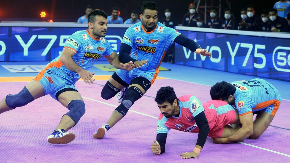 Bengal Warriors defender Ran Singh gets hold of Jaipur Pink Panthers all-rounder Nitin Rawal in Match 75 of VIVO Pro Kabaddi League Season 8.