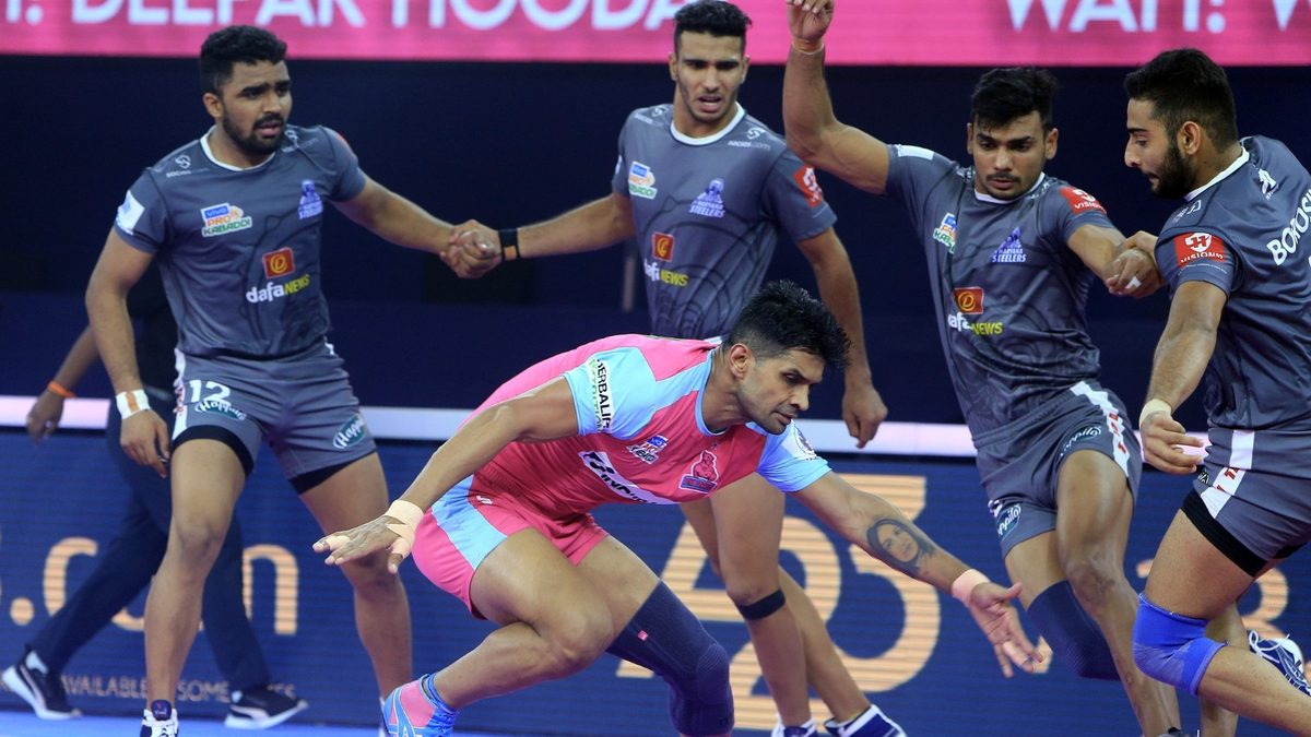 Deepak Hooda of Jaipur Pink Panthers tries to go for a bonus against Haryana Steelers in Match 97 of VIVO Pro Kabaddi League Season 8