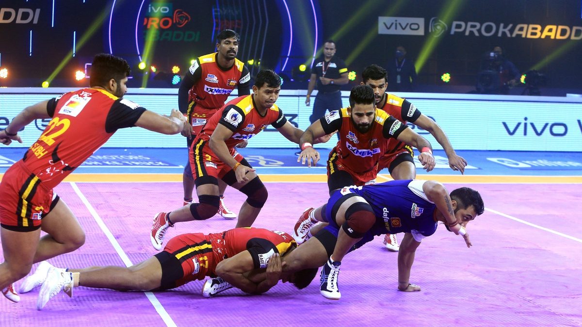 Bengaluru Bulls' defenders stop Haryana Steelers' Rohit Gulia from completing his raid in Match 22 of VIVO Pro Kabaddi League Season 8