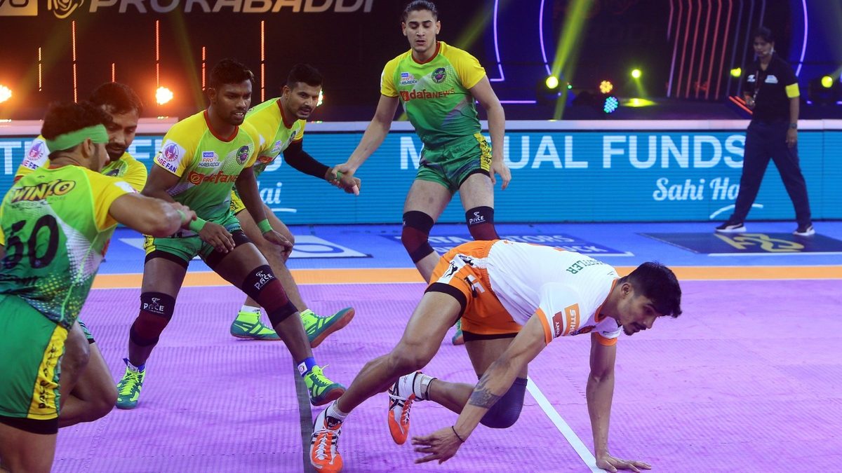 Pankaj Mohite of Puneri Paltan looks for a point against Patna Pirates in Match 17 of VIVO Pro Kabaddi League Season 8
