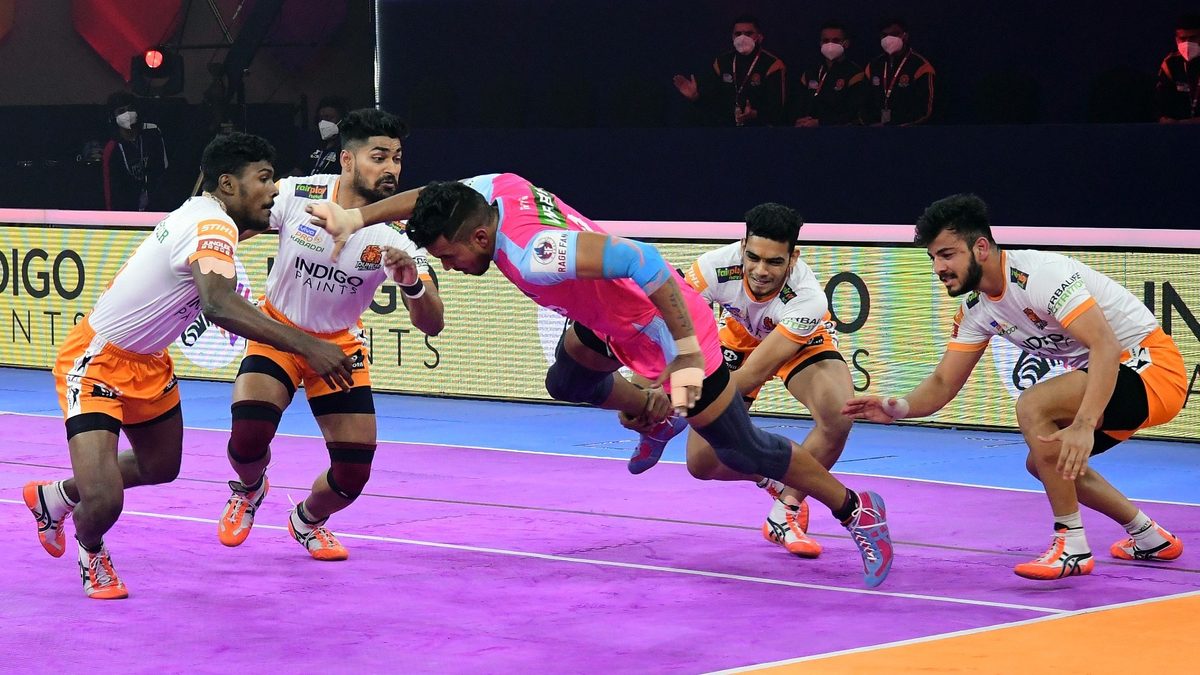 Arjun Deshwal of Jaipur Pink Panthers tries to get past the Puneri Paltan defenders in Match 130 of VIVO Pro Kabaddi League Season 8