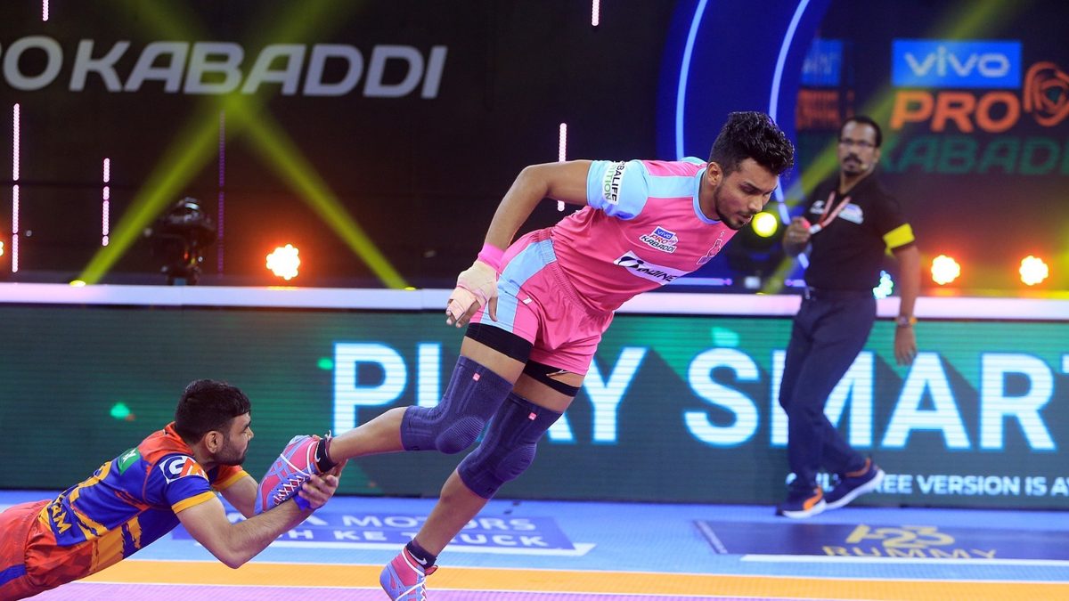 U.P. Yoddha's Shubham tries to grab Jaipur Pink Panthers' Arjun Deshwal in Match 109 of VIVO Pro Kabaddi League Season 8