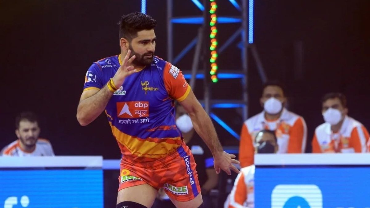 Pardeep Narwal of U.P. Yoddha tries to escape from an ankle hold by the Gujarat Giants defender in Match 115 of VIVO Pro Kabaddi League Season 8