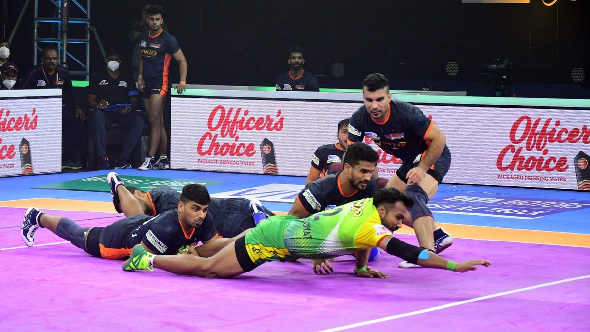 Patna Pirates' Monu Goyat goes full stretch to reach the midline against Bengal Warriors in Match 24 of VIVO Pro Kabaddi League Season 8