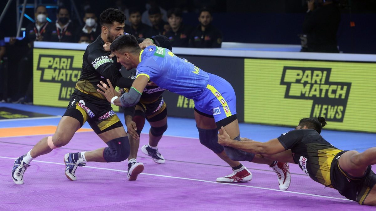 The Telugu Titans' defenders try to stop Manjeet of Tamil Thalaivas in Match 2 of VIVO Pro Kabaddi League Season 8