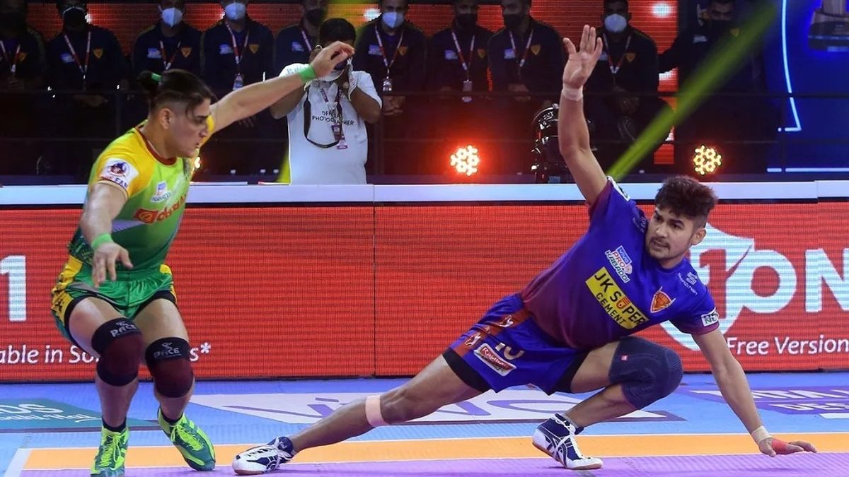 Dabang Delhi K.C.'s Naveen Kumar tries to get a touch point off Patna Pirates' Mohammadreza Chiyaneh in Final of VIVO Pro Kabaddi League Season 8