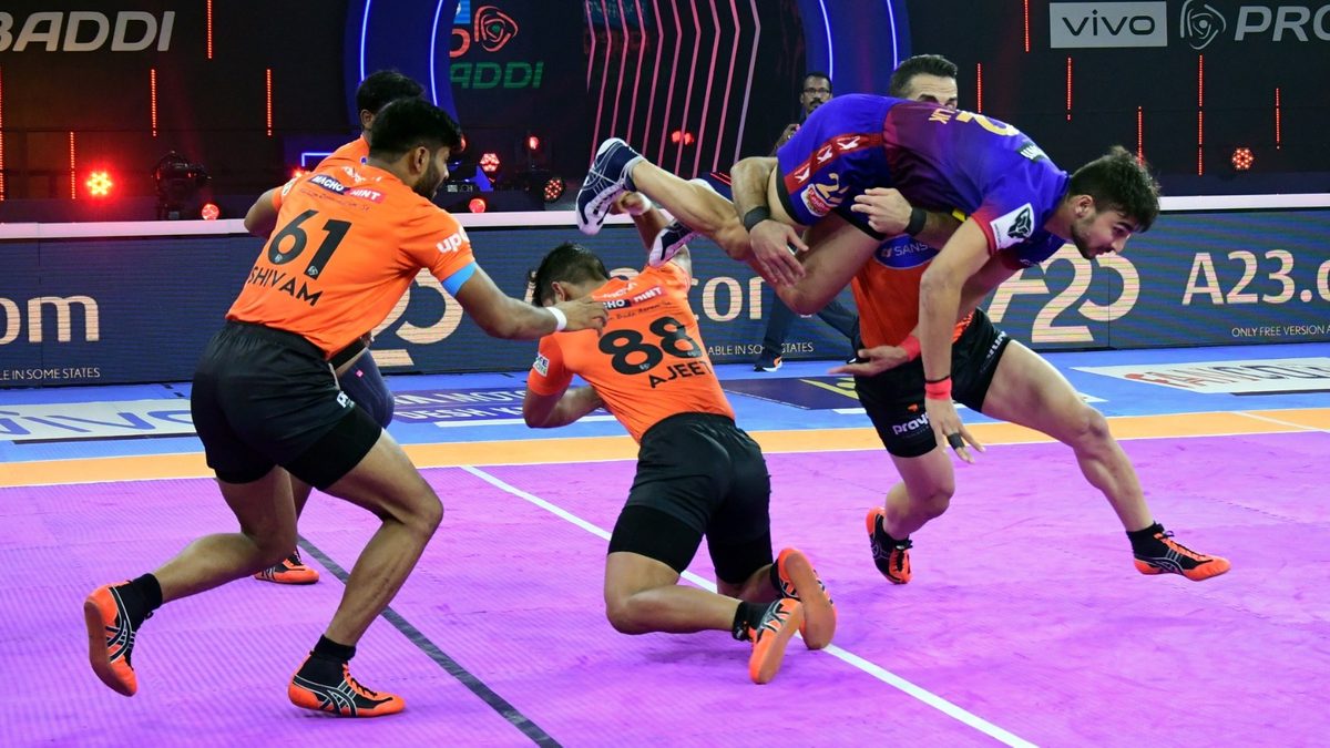 Ashu Malik of Dabang Delhi K.C. is unable to get past the U Mumba defense in Match 85 of VIVO Pro Kabaddi League Season 8