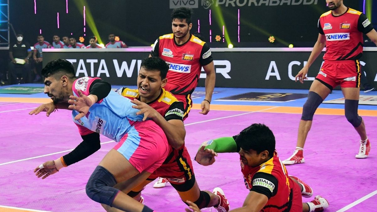 Nitin Rawal of Jaipur Pink Panthers is pushed aside by the Bengaluru Bulls' defenders in Match 114 of VIVO Pro Kabaddi League Season 8