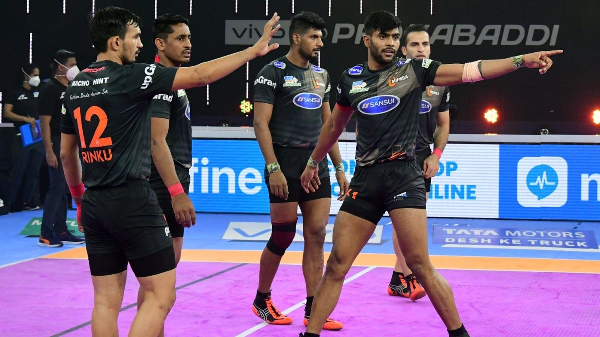 The U Mumba team claims a point against Gujarat Giants in Match 131 of VIVO Pro Kabaddi League Season 8