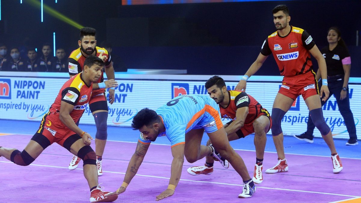 Maninder Singh of Bengal Warriors tries to reach for the center line against Bengaluru Bulls in Match 14 of VIVO Pro Kabaddi League Season 8