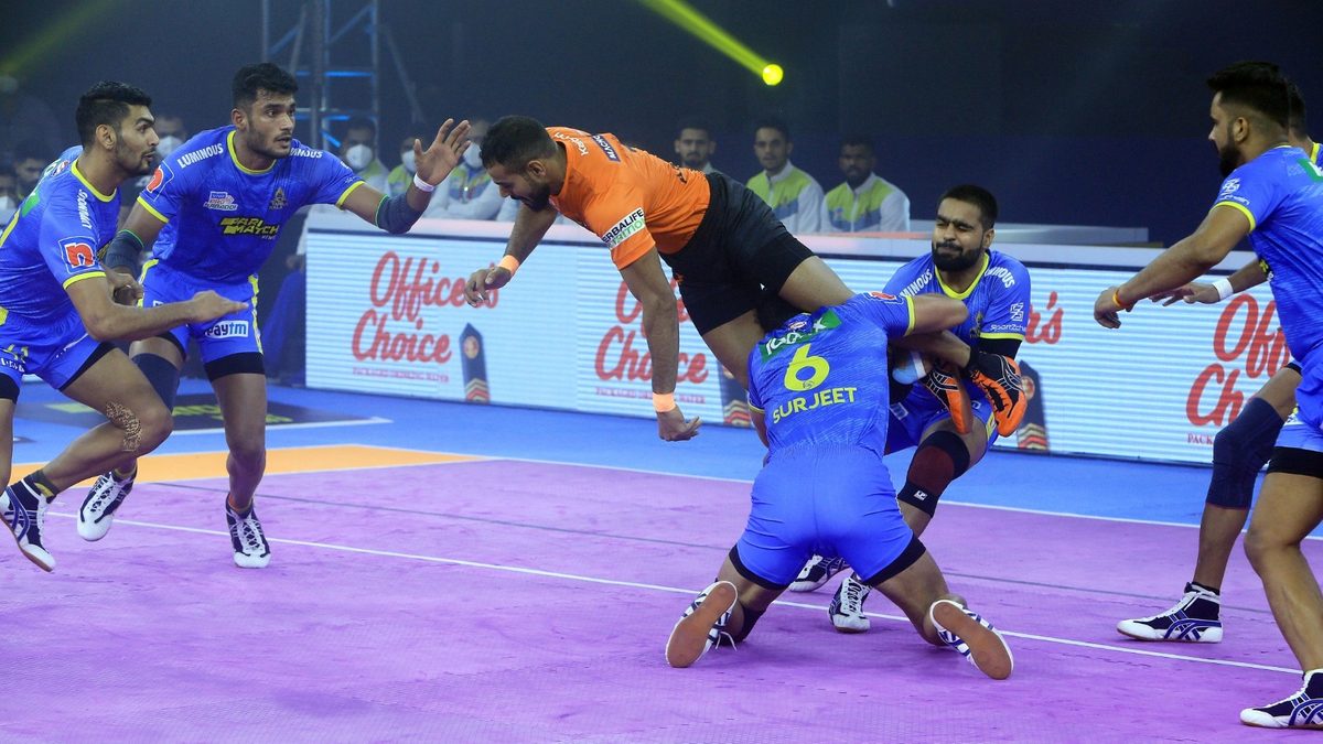 Abhishek Singh of U Mumba looks to jump over Surjeet Singh of Tamil Thalaivas in Match 15 of VIVO Pro Kabaddi League Season 8