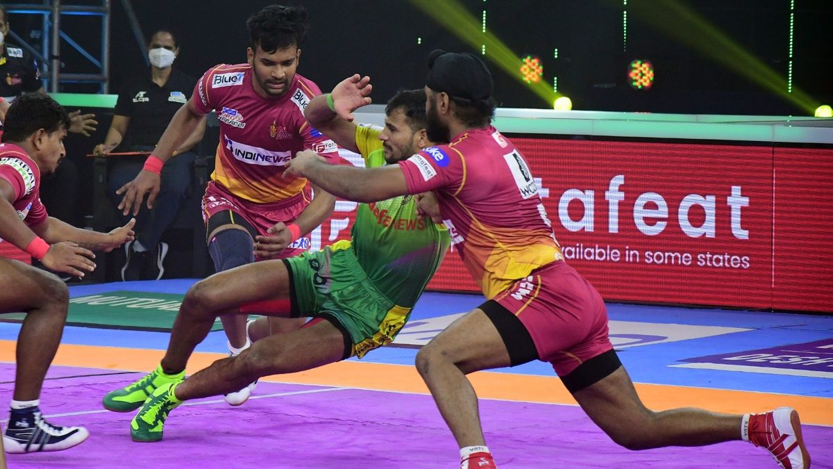 Sachin of Patna Pirates makes desperate efforts at getting his raid point against Telugu Titans in Match 116 of VIVO Pro Kabaddi League Season 8